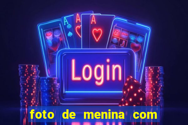 foto de menina com cabelo cacheado no espelho
